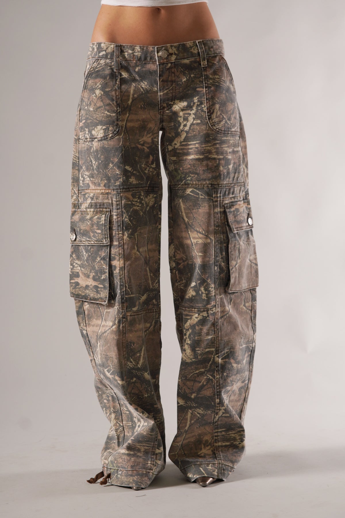 Lilou | Classic Cargo Pants with Utility Pocket Detail