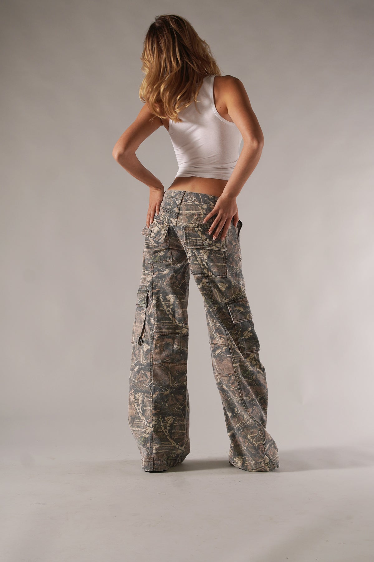 Lilou | Classic Cargo Pants with Utility Pocket Detail